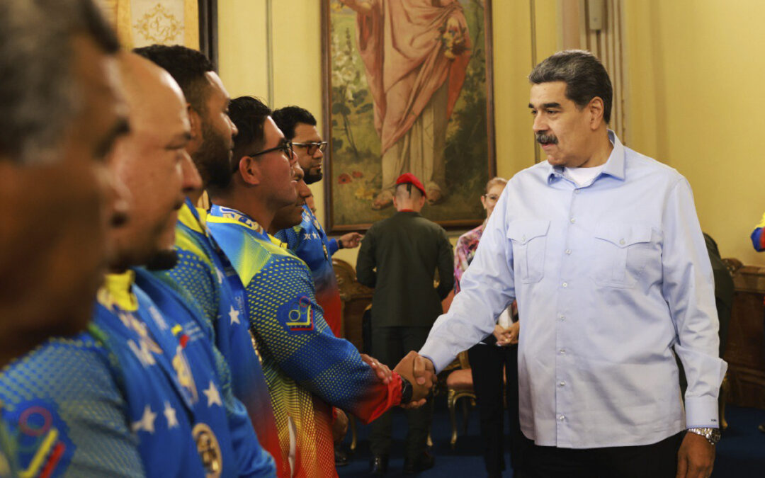 Equipo Masculino de Softbol de Venezuela recibe orden Francisco de Miranda en su Segunda Clase