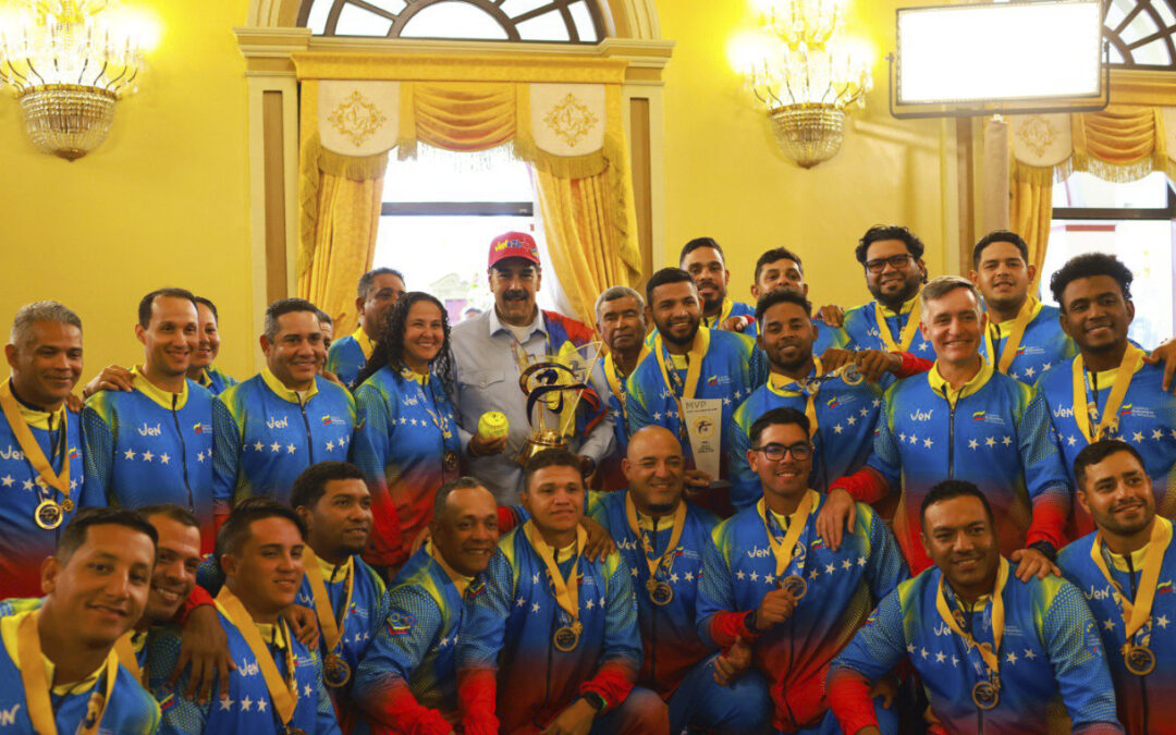 Presidente Maduro impulsa una liga nacional de softbol tras victoria del país en la Copa Mundial 2025