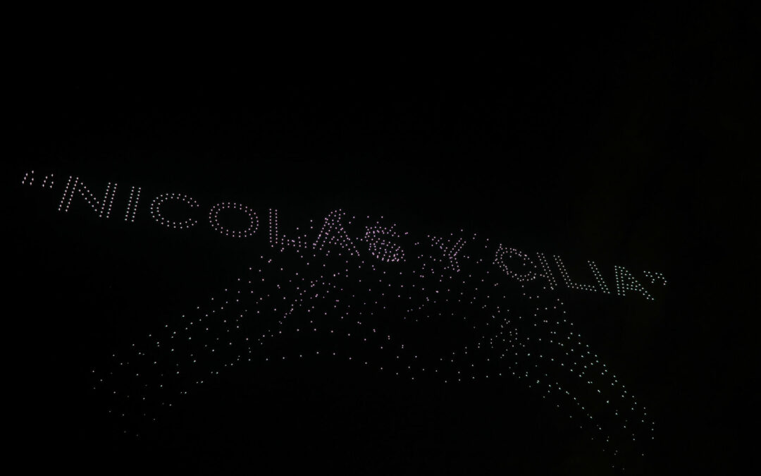 Campaña «Los queremos de vuelta» se fortalece en Caracas con homenaje lumínico de Drones