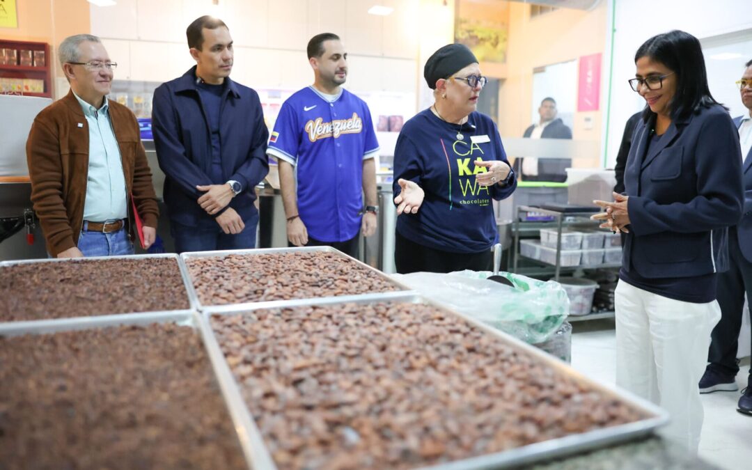 Presidenta (E) Delcy Rodríguez visitó instalaciones de la chocolatería artesanal “Cakawa”
