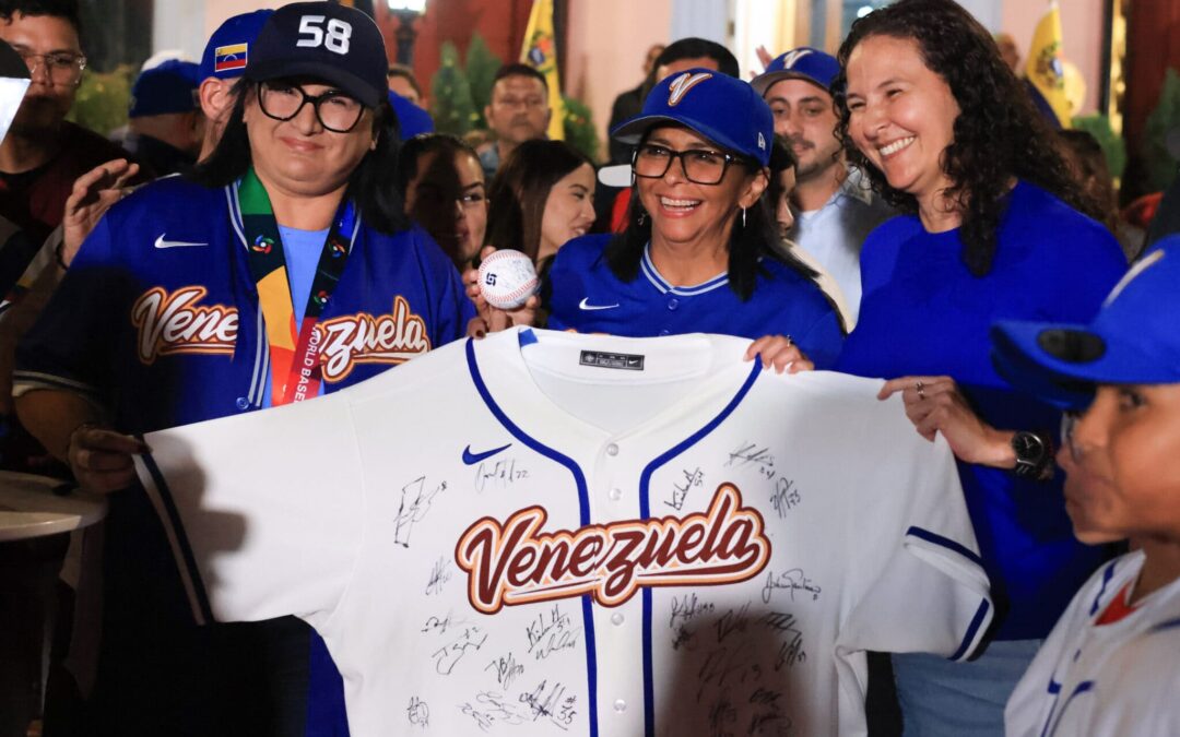 Presidenta (E) Delcy Rodríguez recibió a representantes de la Selección Nacional de Béisbol en el Palacio de Miraflores