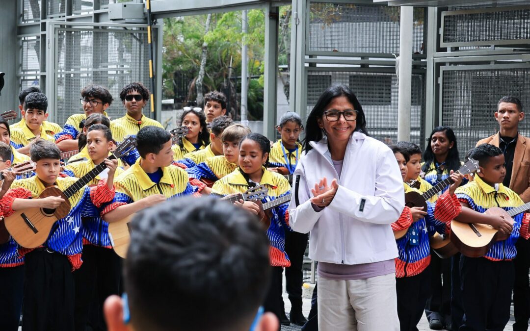 Presidenta (E) Delcy Rodríguez celebra carácter patrimonial del cuatro venezolano junto al Sistema de Orquestas