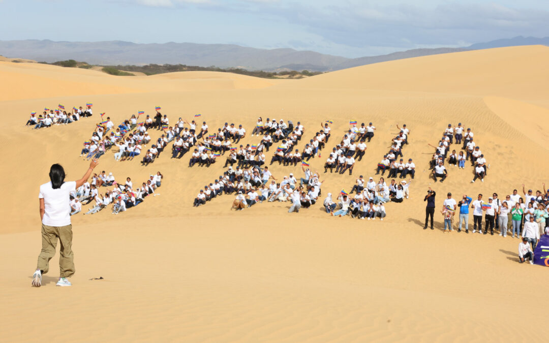 Presidenta (E) Delcy Rodríguez se unió a pizarra humana en los Médanos de Coro para expresar “Venezuela en Paz”