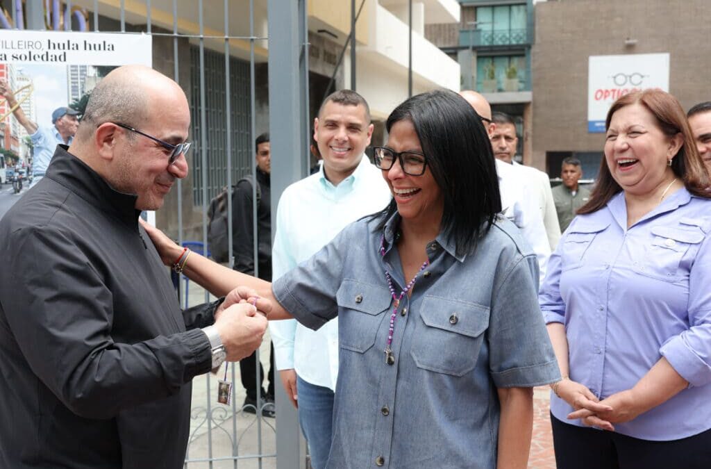 Presidenta (E) Delcy Rodríguez comparte con la feligresía católica en Iglesia de La Candelaria