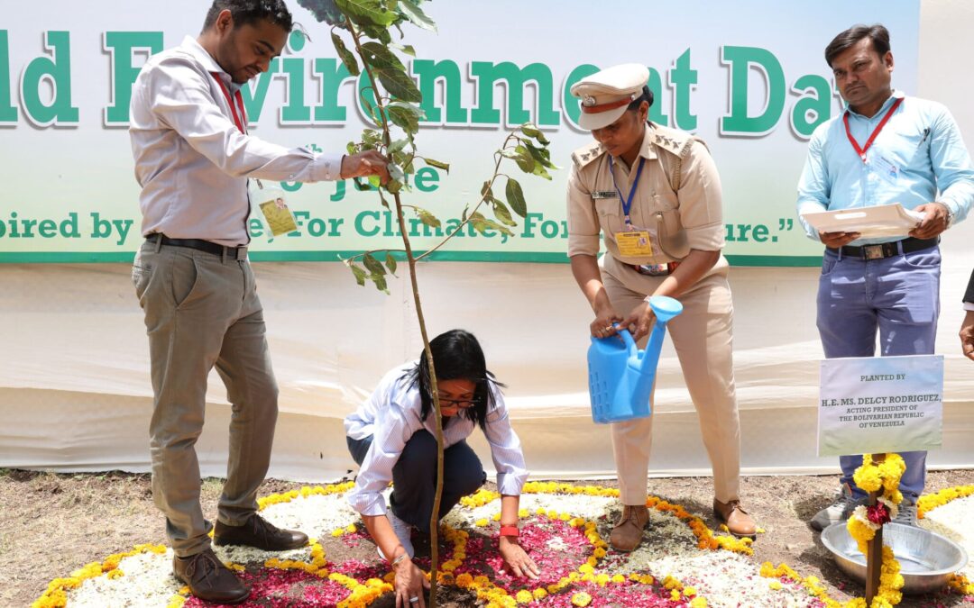 Presidenta (E) Delcy Rodríguez participa en simbólica siembra de árbol a su llegada a la localidad india de Jamnagar