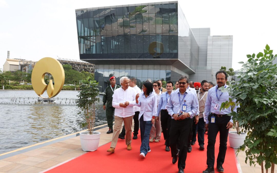 Presidenta Encargada inspecciona el complejo de refinación de petróleo más grande del mundo en Jamnagar