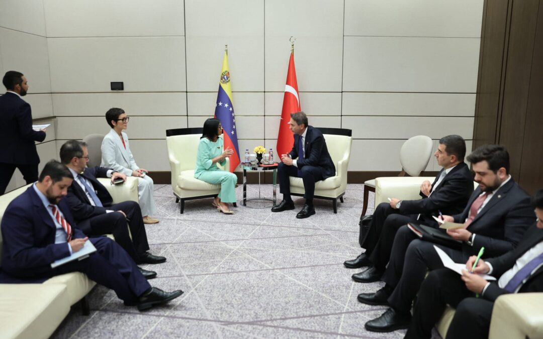 Presidenta (E) Delcy Rodríguez se reunió en Estambul con el ministro de Energía y Recursos Naturales Alparslan Bayraktar