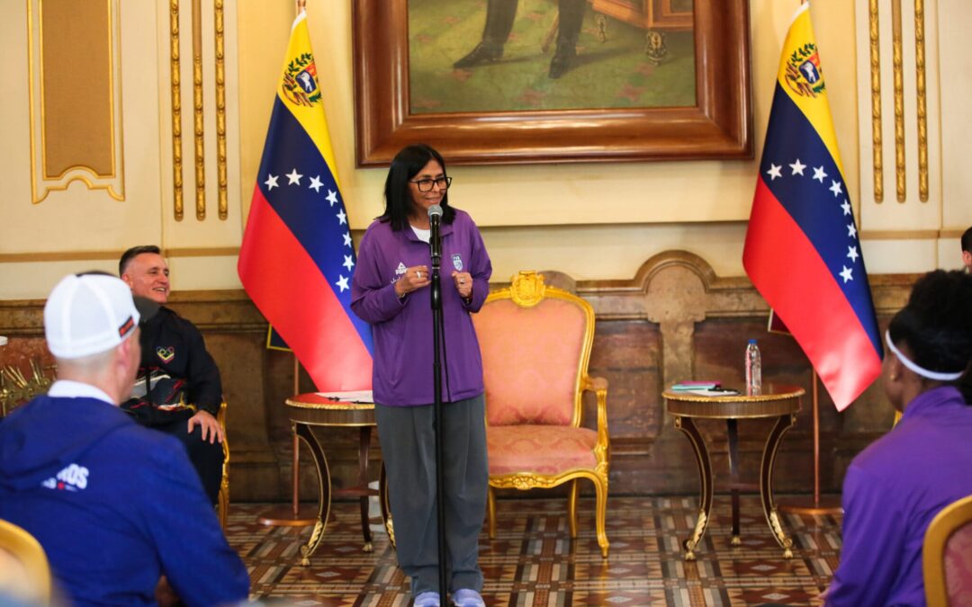 Presidenta (E) Delcy Rodríguez condecora a campeonas y campeones del baloncesto en el Palacio de Miraflores