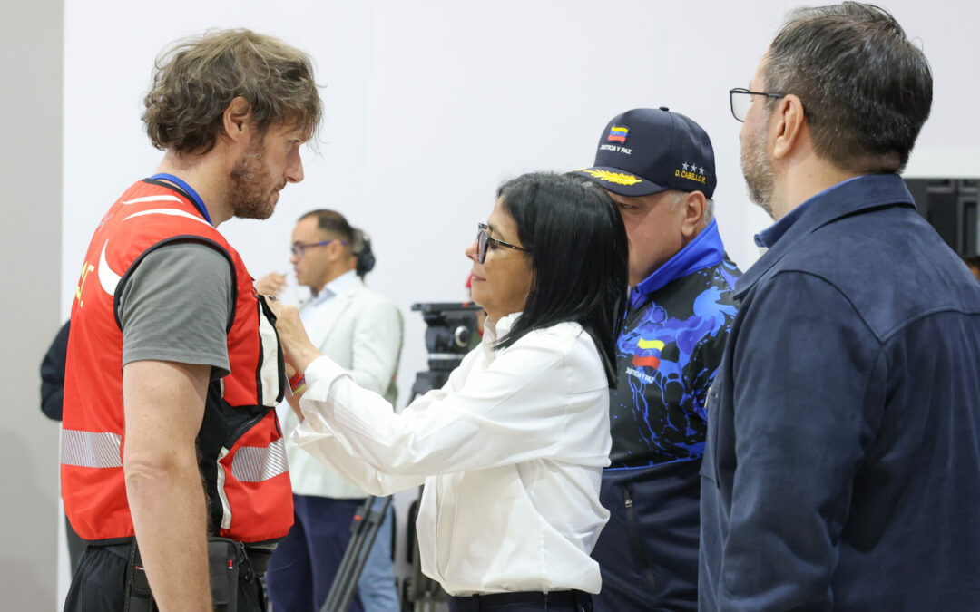 Presidenta (E) Delcy Rodríguez condecora a los articuladores de ayuda humanitaria de la Unión Europea
