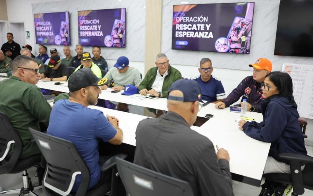 Brigadas de rescate internacionales se despliegan en La Guaira
