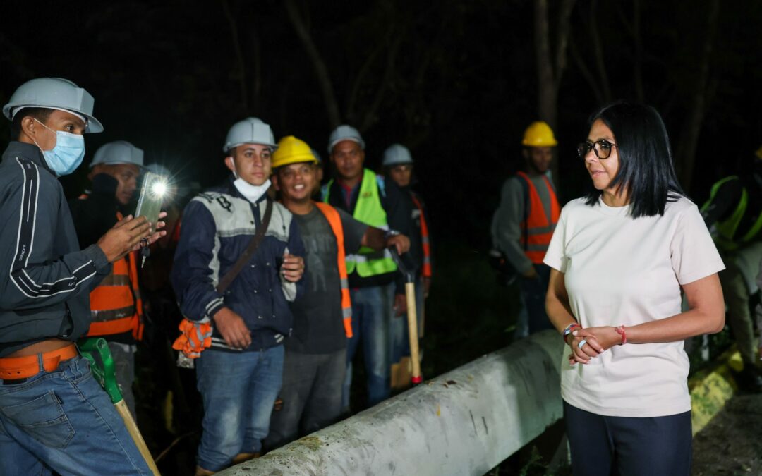 Presidenta Delcy Rodríguez supervisa la noche de este domingo trabajos de despeje vial tras fuertes lluvias en Caracas
